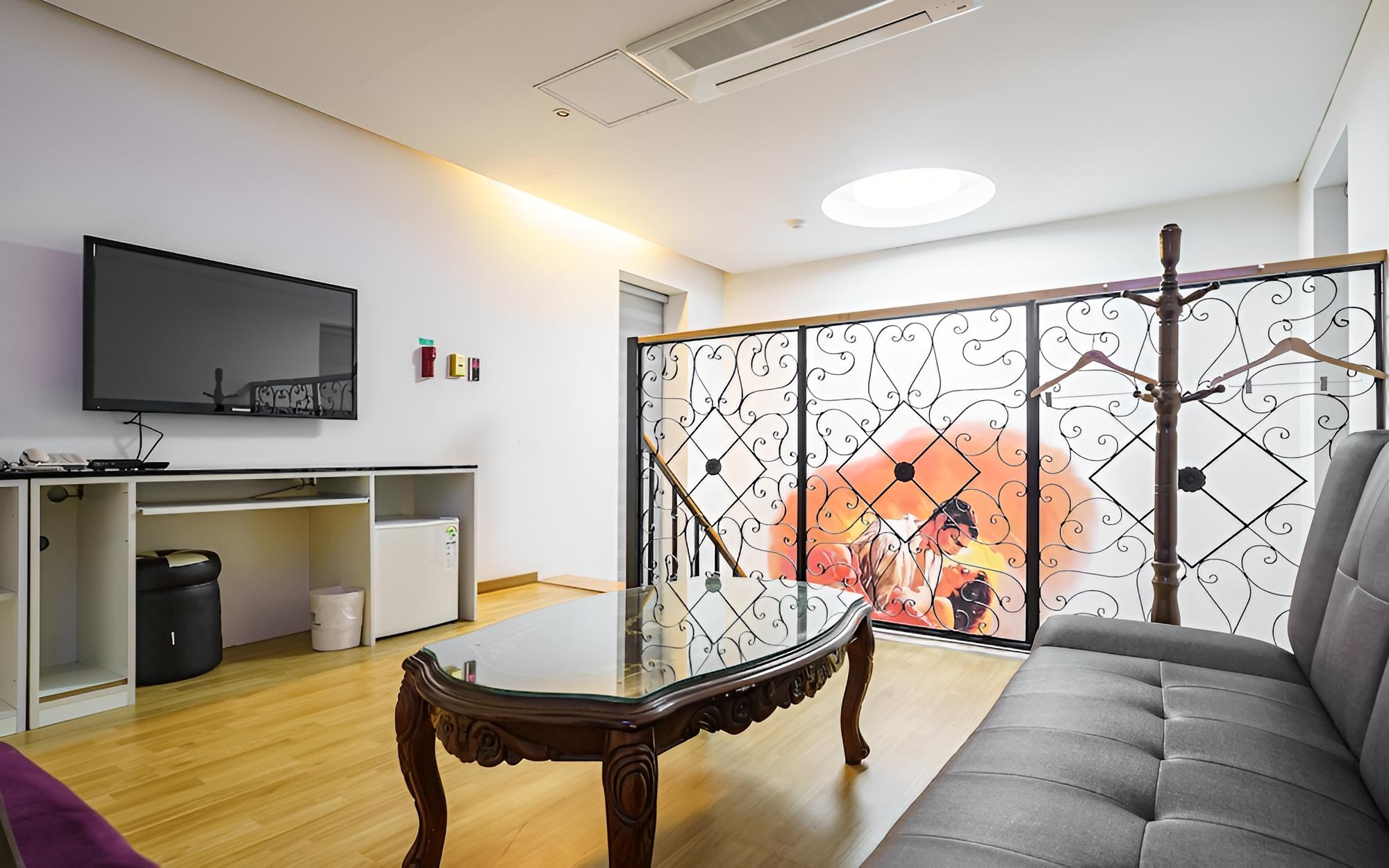 Room (Duplex) - Photo 6
