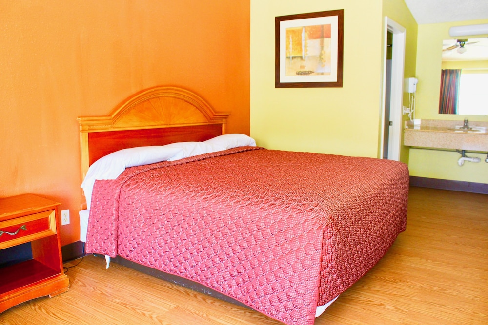 Standard Room, 1 King Bed, Accessible photo 1
