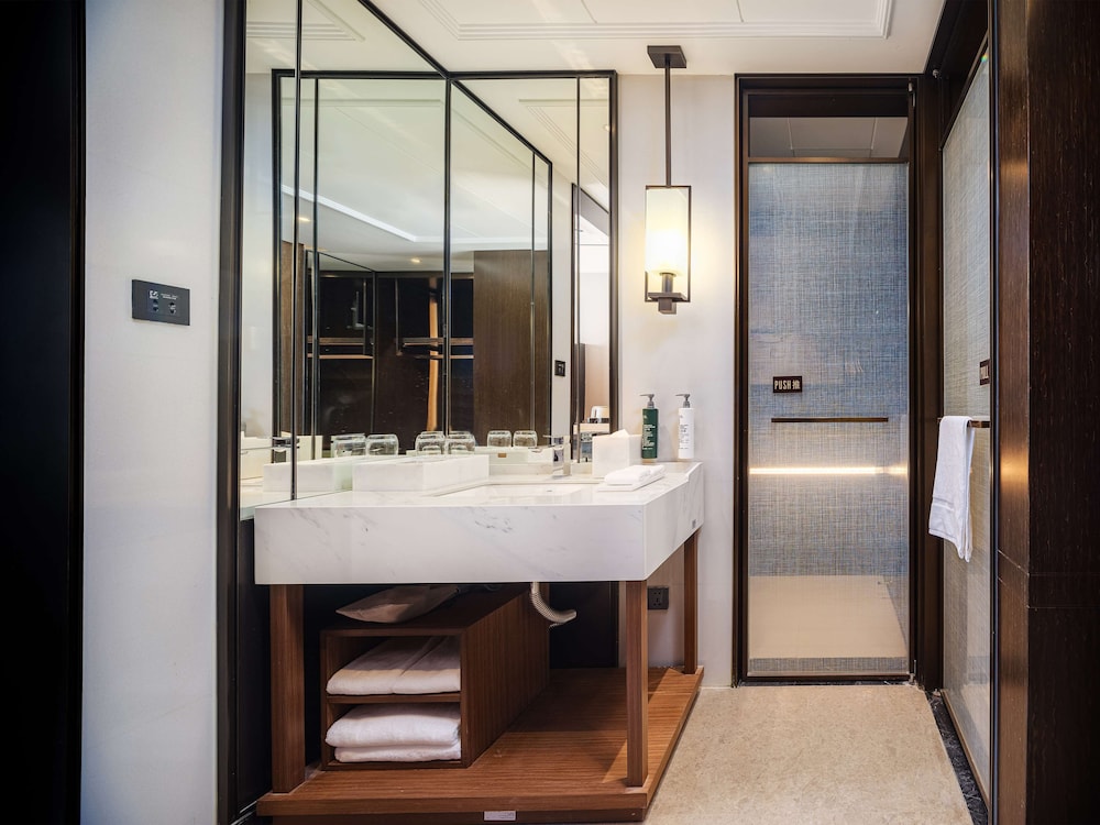 Deluxe Room, 2 Twin Beds thumbnail 6