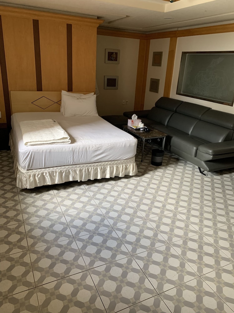 Deluxe Room - Photo 5