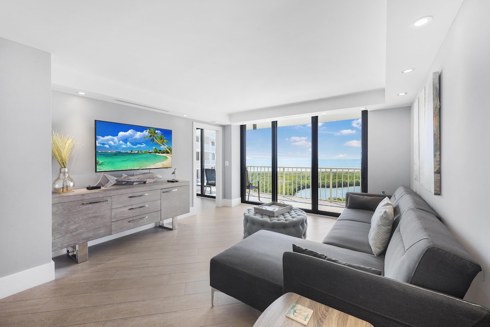 Condo, 1 King Bed with Sofa bed (Elegant beachfront condo in private c) photo 2