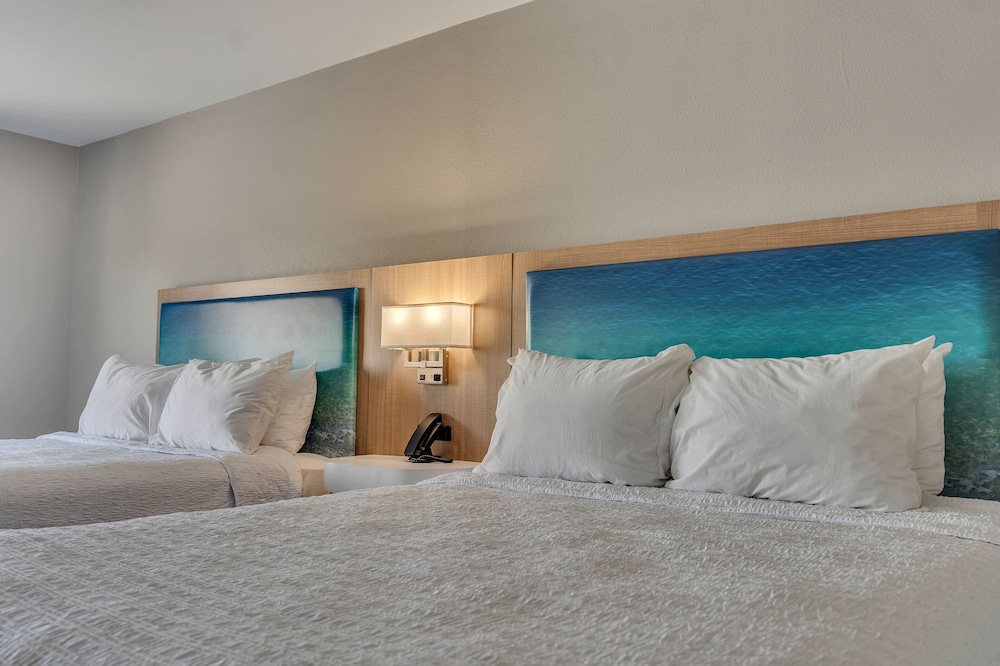 Suite, 2 Queen Beds, Roll-in Shower (Mobility Accessible) - Photo 3