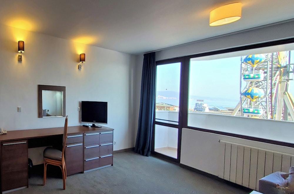 Family Room, Balcony photo 2