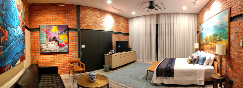 Premium Suite - Photo 17