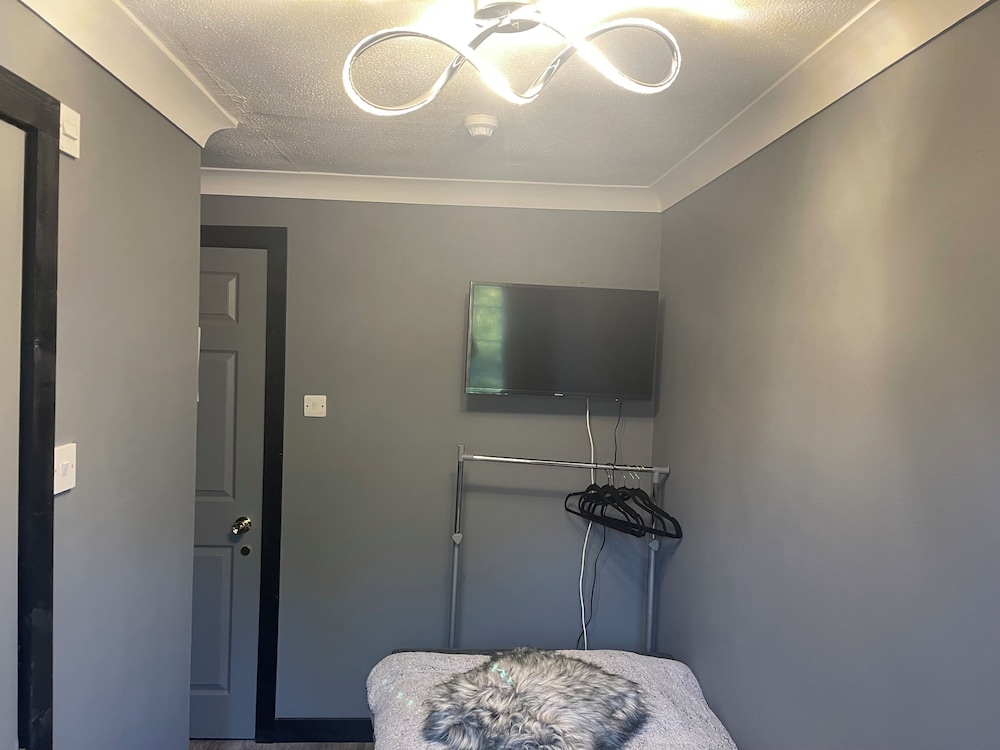 Small Single Room, Private Bathroom photo 3