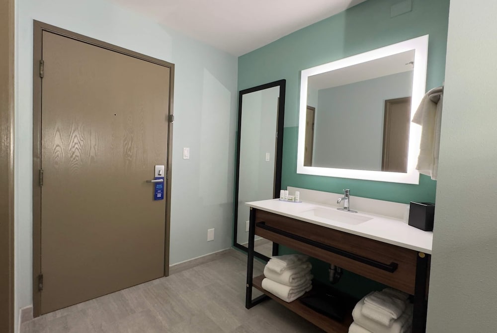 Room, 2 Queen Beds, Non Smoking - Photo 10