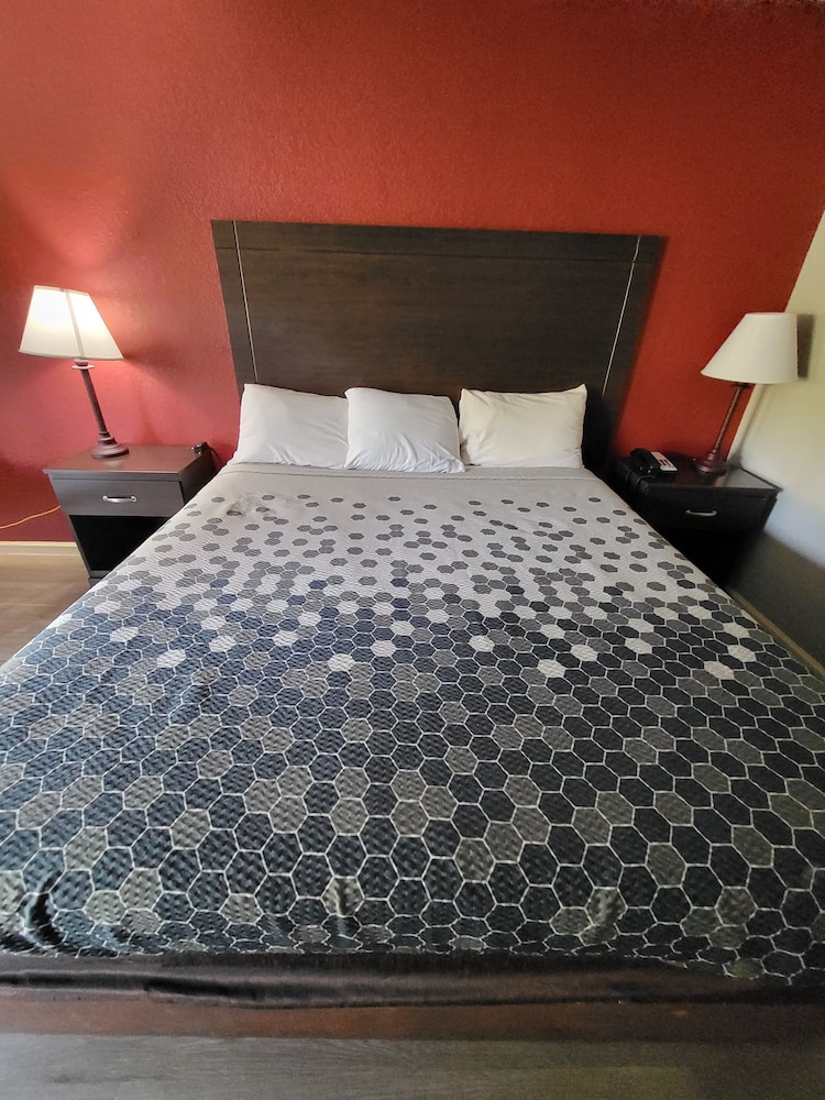 Room, 1 King Bed, Accessible, Non Smoking (Accessible Tub) - Photo 3