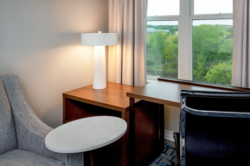 Suite, 2 Bedrooms - Photo 2