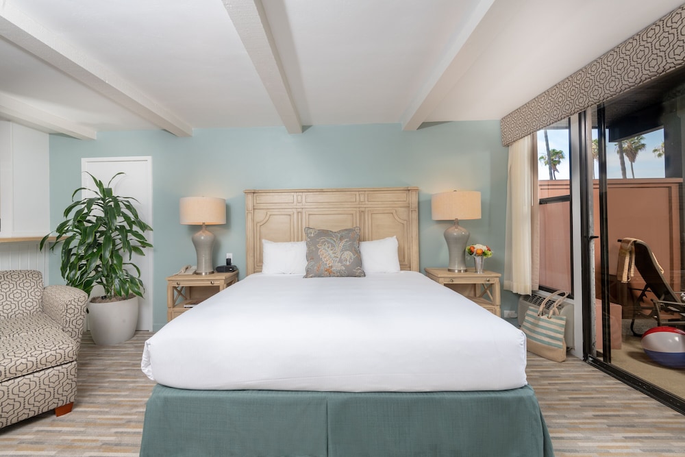 Superior Room, 1 King Bed (Coastline View One King Bed) - Photo 7