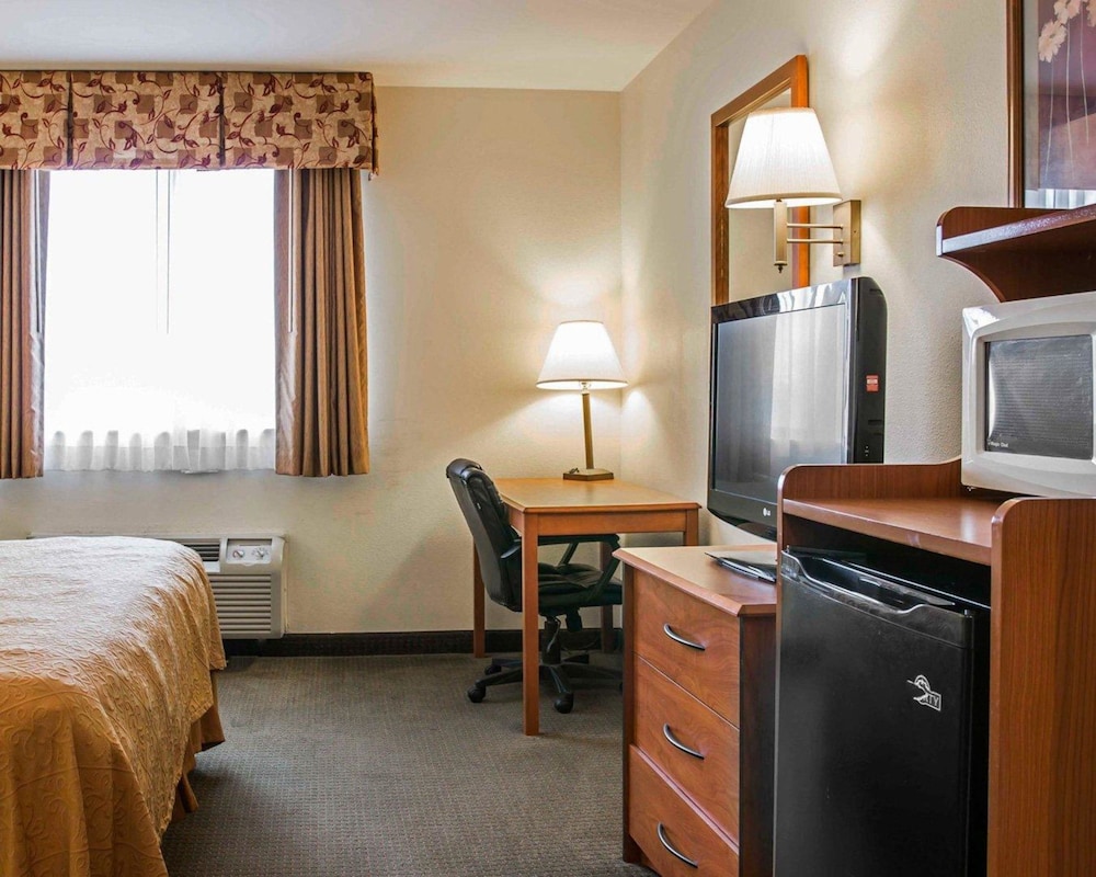 Standard Room, 1 King Bed, Non Smoking - Photo 5