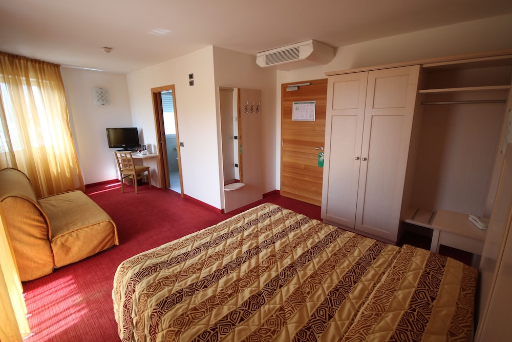 Deluxe Room, Multiple Beds - Photo 2