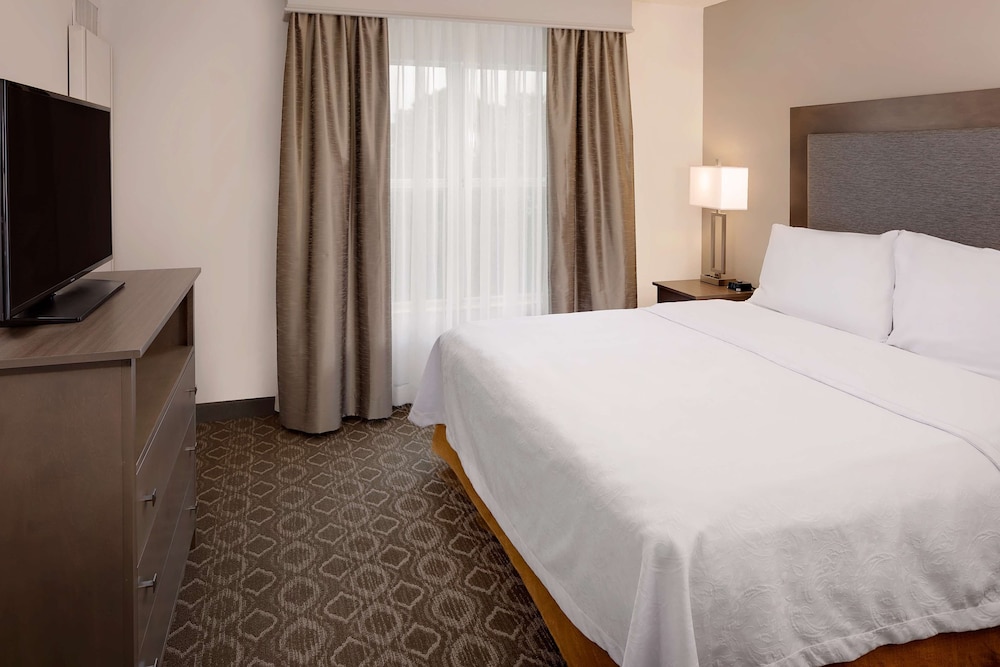 Suite, 1 King Bed, Accessible (Roll-in Shower)