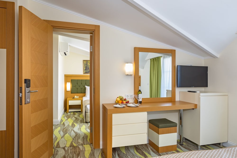 Triple Room, 3 Twin Beds photo 3