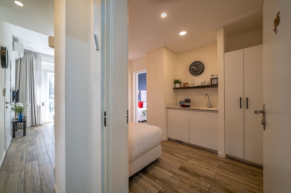 Family Room, 2 Bedrooms, 2 Bathrooms photo 2