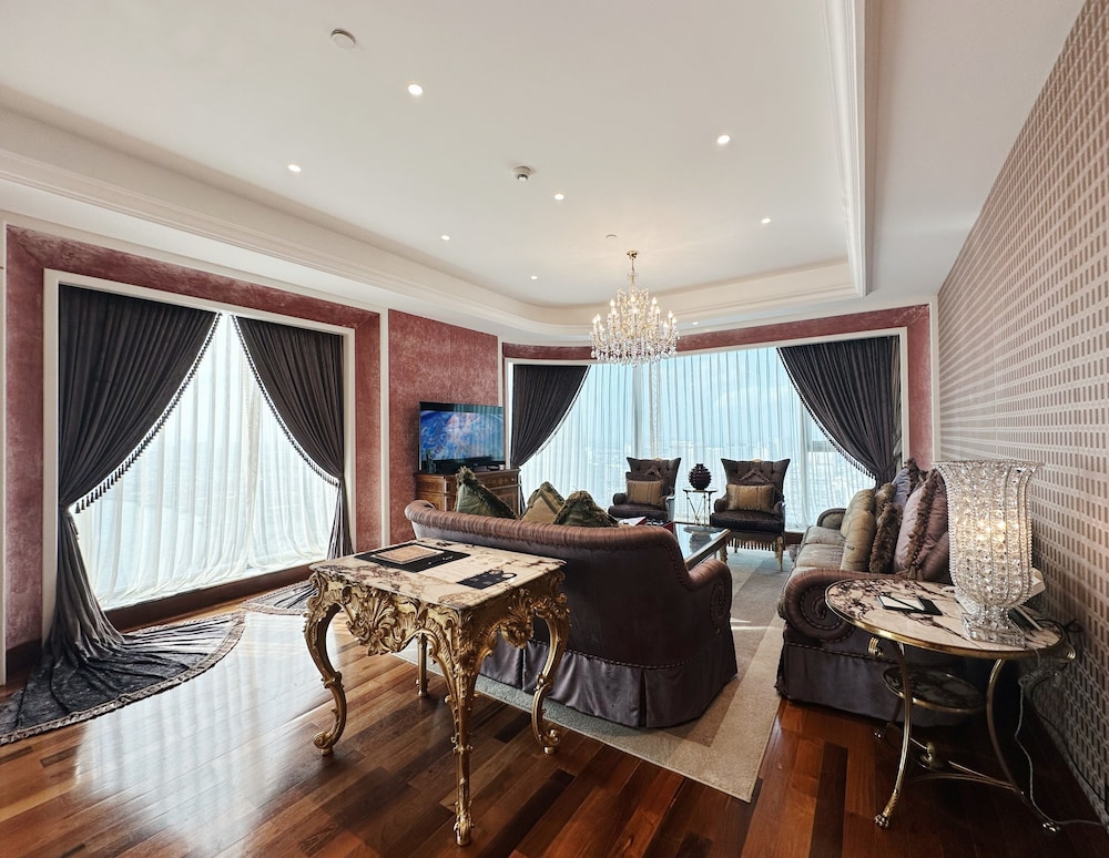 Designer Suite, Club Lounge Access, Free Minibar, City or River View photo 3