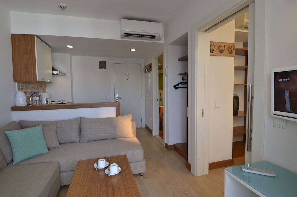 Family Room, 1 Bedroom, Pool View photo 3