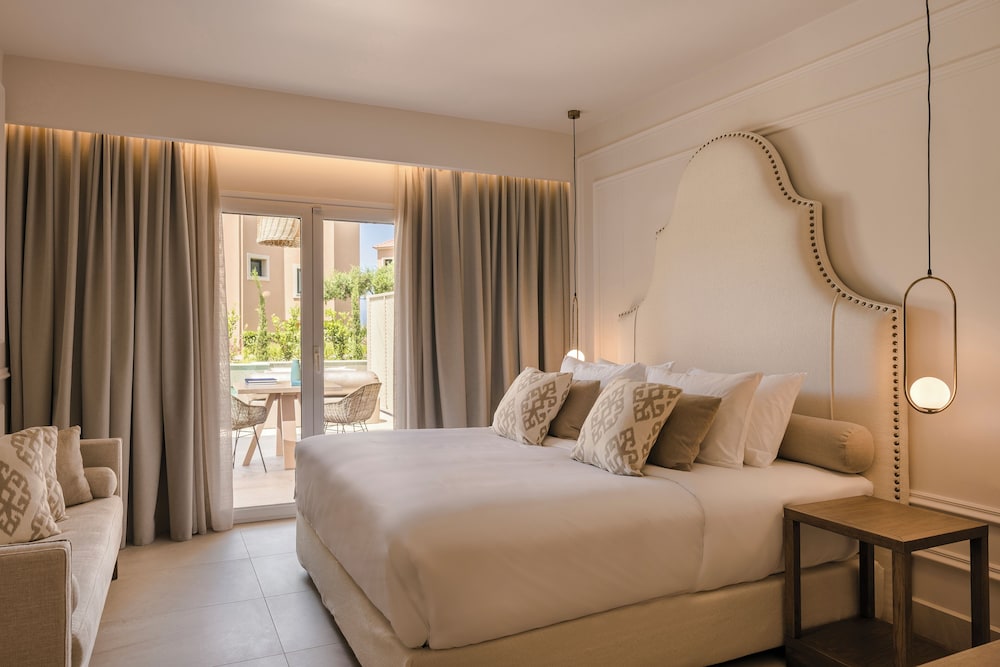 Design Double Swim-Up Room
