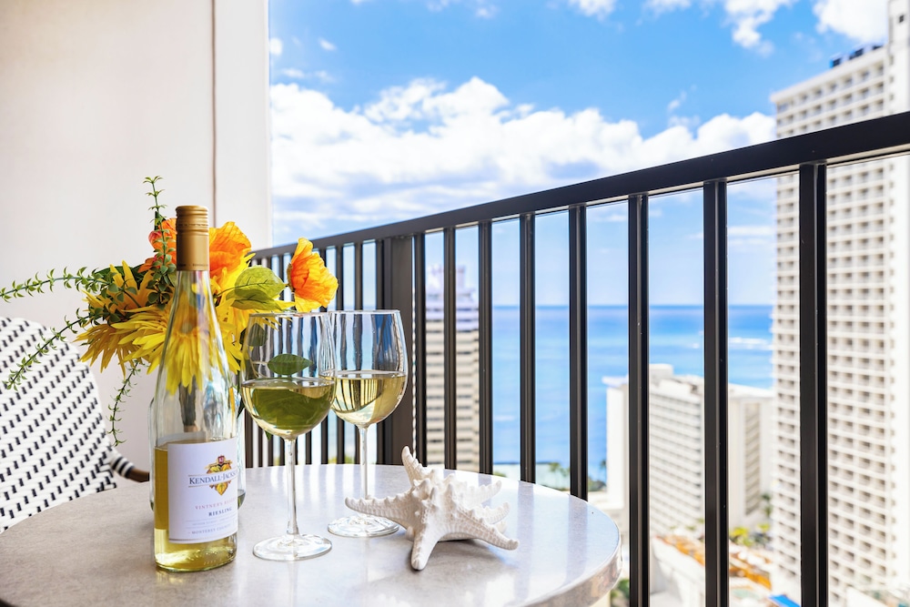 High Floor Ocean View Condo (King Bed and Parking): Condo, 1 Bedroom, Ocean View (0105) photo