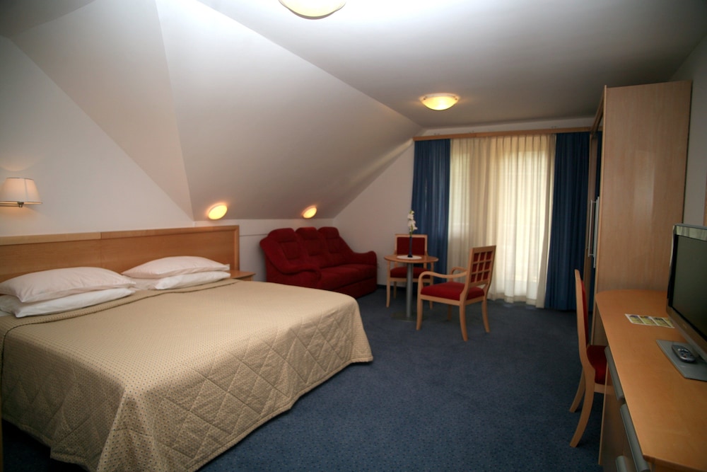 Superior Double or Twin Room, Balcony - Photo 2