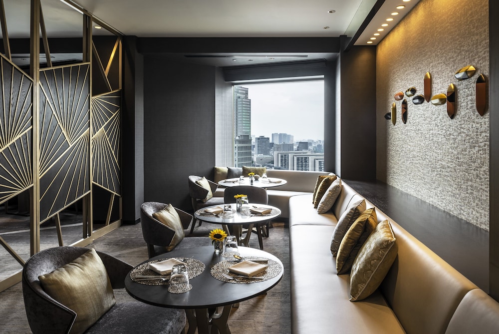 Premium Room, 1 King Bed, Club Lounge Access thumbnail 5