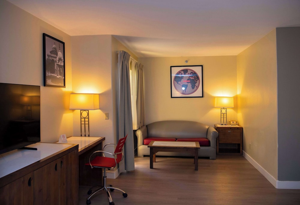 Suite, 1 King Bed - Photo 3