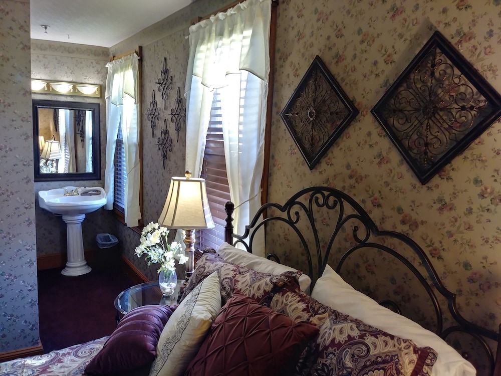 Miss Lilly's Room (306) photo 3