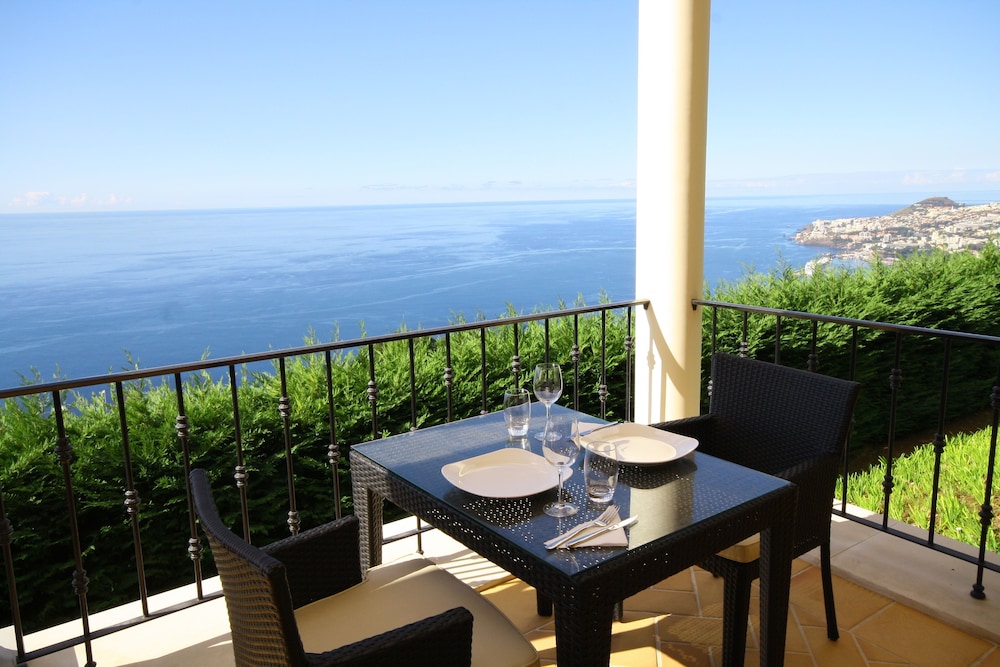 Superior Apartment, 1 Bedroom, Sea View (& Funchal View) photo 2