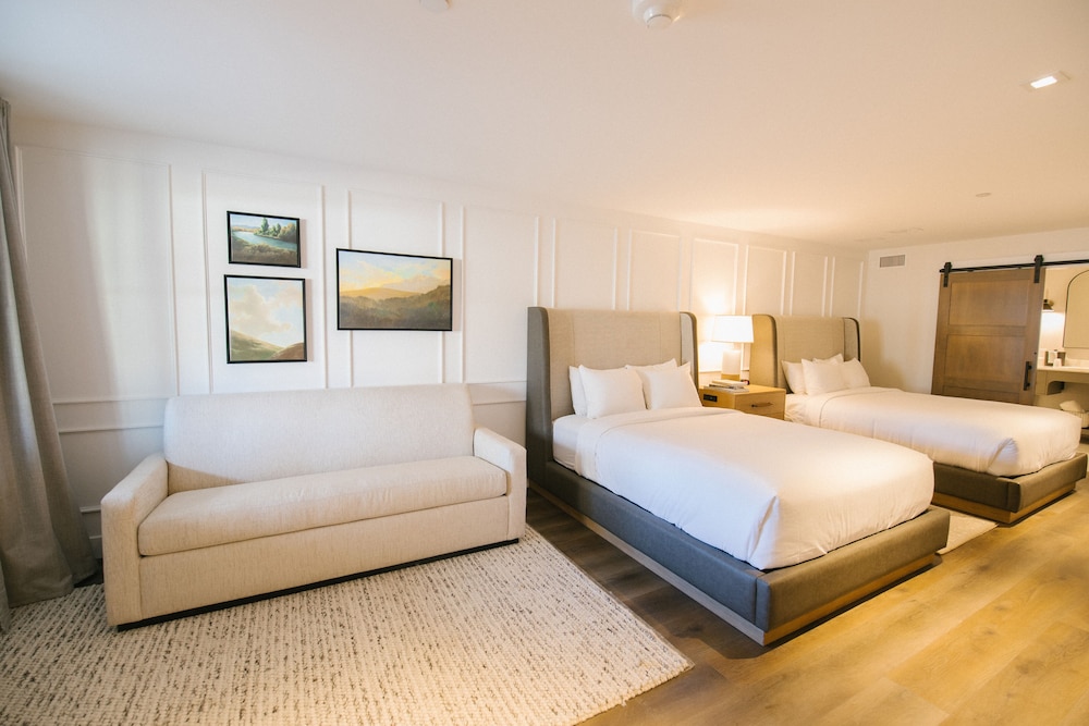 Deluxe Room, 2 Queen Beds (Standard Two Queen ADA)