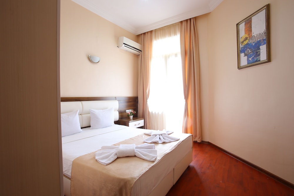 Deluxe Room, 1 King Bed, Courtyard View