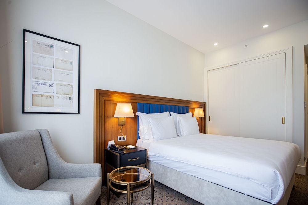 Superior Room, 1 King Bed, Pool View photo 2