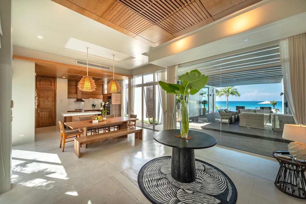 4 Bedroom Beachfront Villa - Photo 6