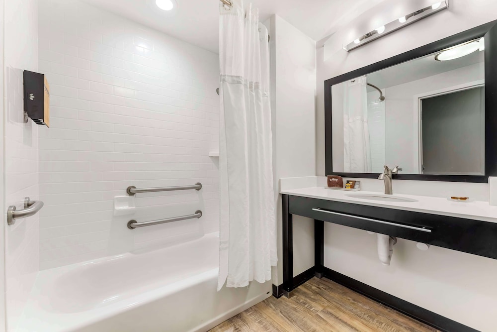 Suite, 2 Queen Beds, Accessible, Bathtub