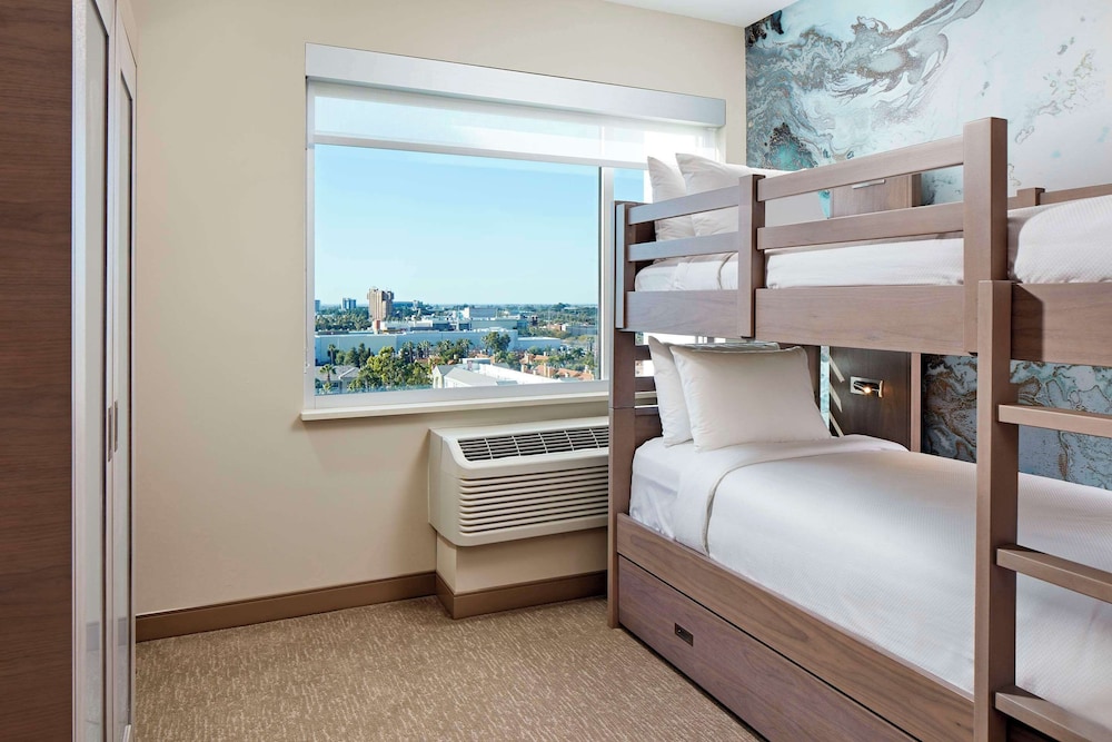 Premium 1-Bedroom Accessible Suite. King Bed, 3 Bunk Beds, Sofa Bed, Accessible Bathtub photo 2