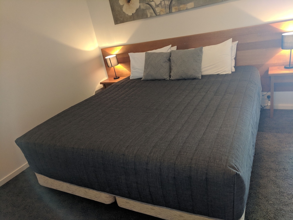 Motel Room King Bed (Shower Only) photo 3