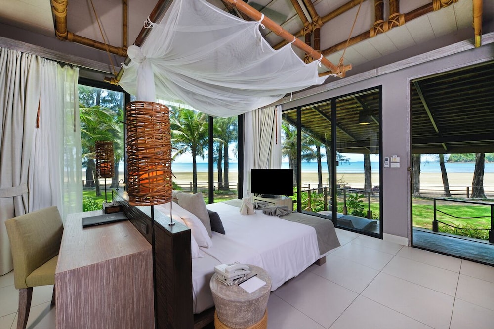 Deluxe Beachfront Villa - Photo 1