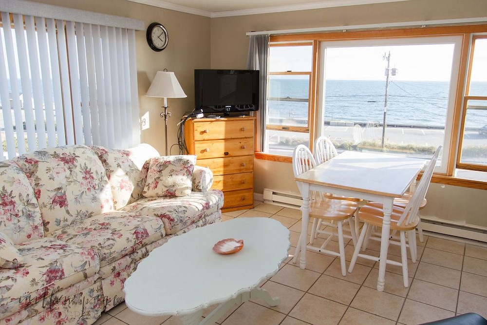 Apartment, 1 Queen Bed, Oceanfront photo 2