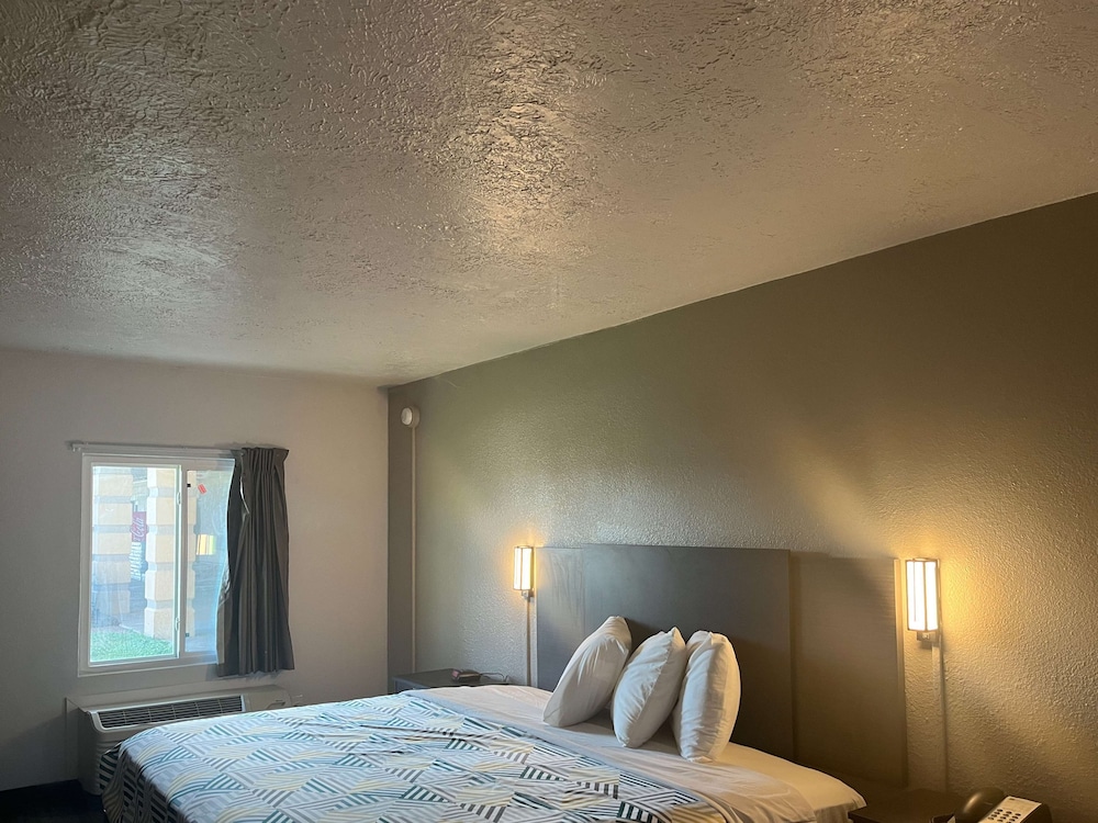 Standard Room, 1 King Bed, Non Smoking - Photo 2