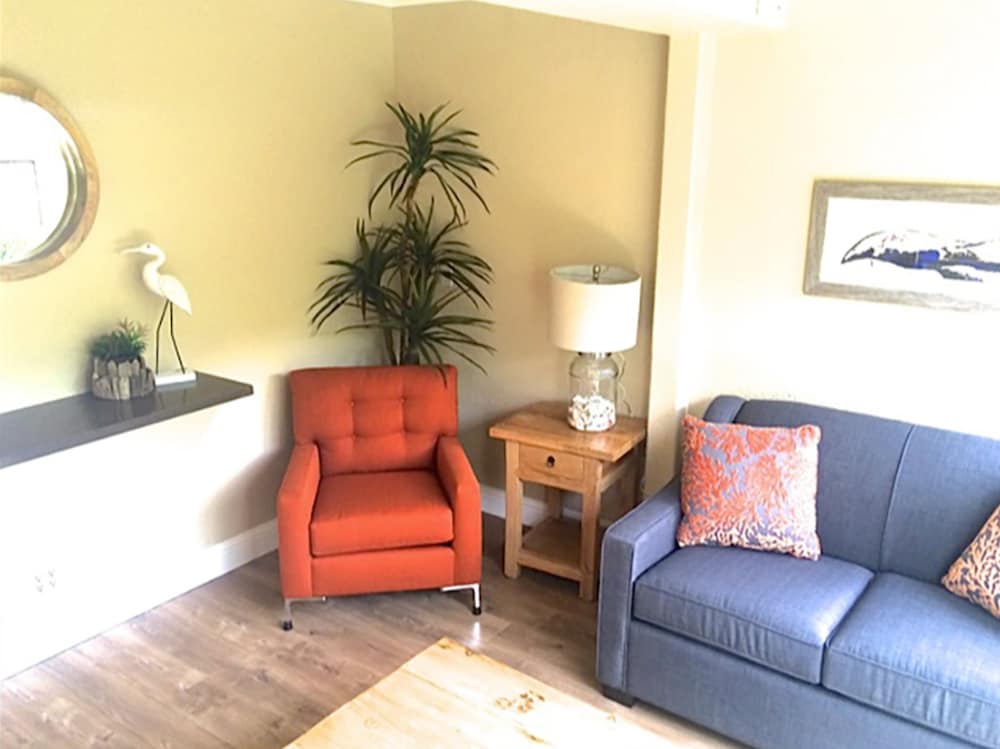 Deluxe Suite, 1 Queen Bed with Sofa bed photo 2