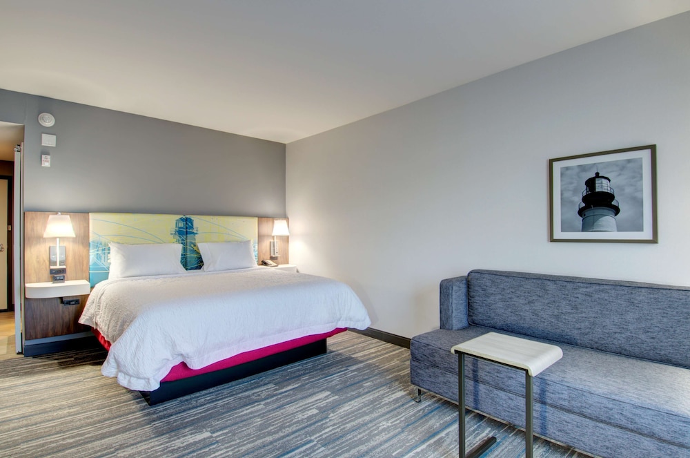Studio, 1 King Bed, Refrigerator & Microwave (Wet bar) thumbnail 6
