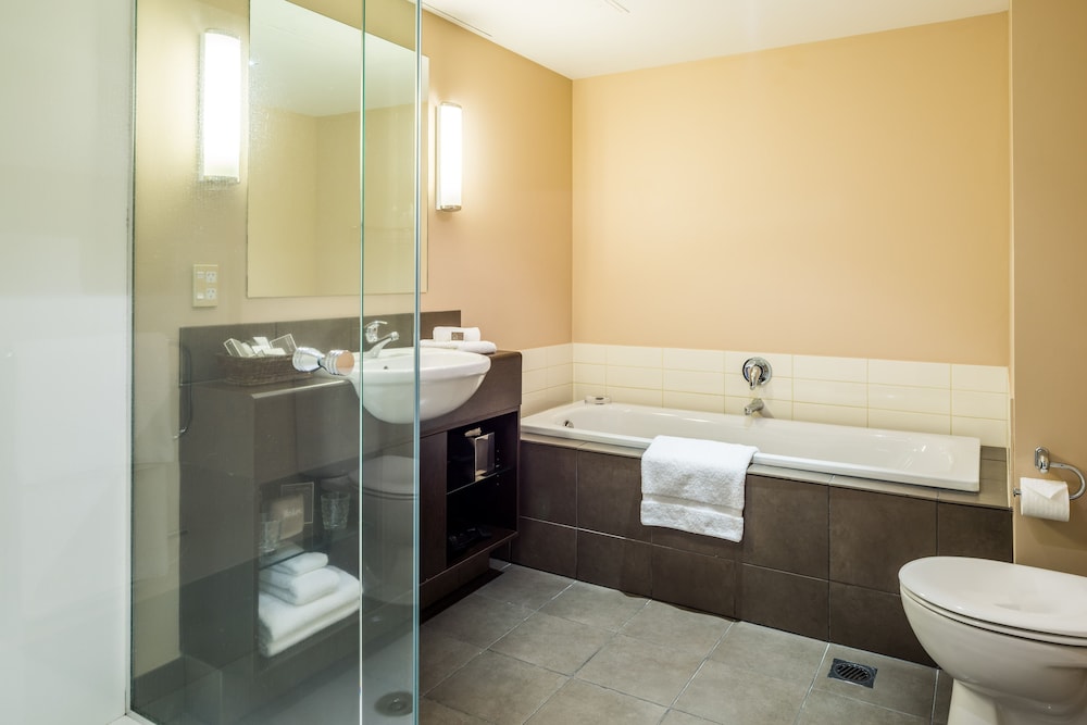 Suite, 2 Bedrooms - Photo 7