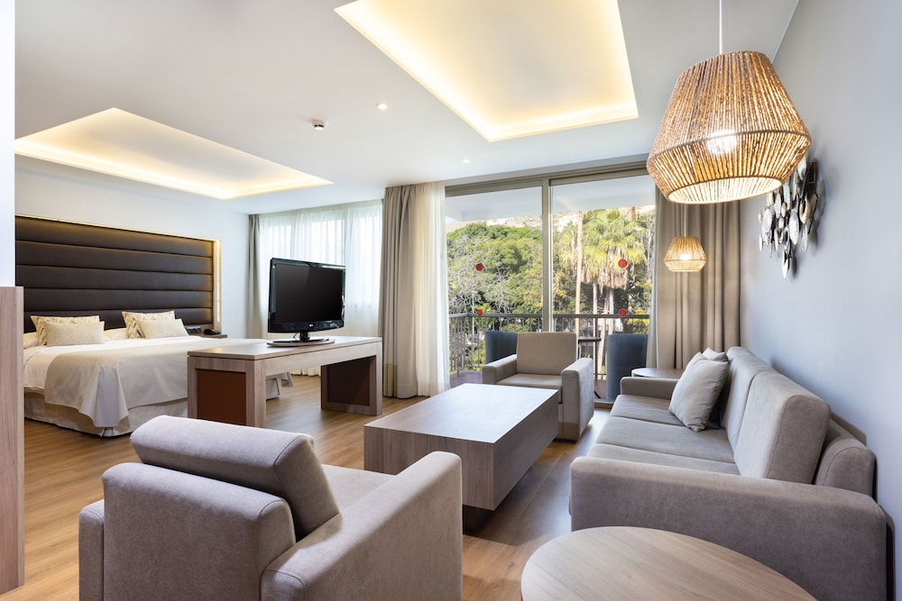 Junior Double Room (3 guests) thumbnail 5