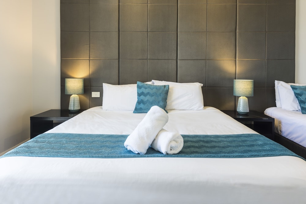 Deluxe Studio Suite, Multiple Beds thumbnail 6