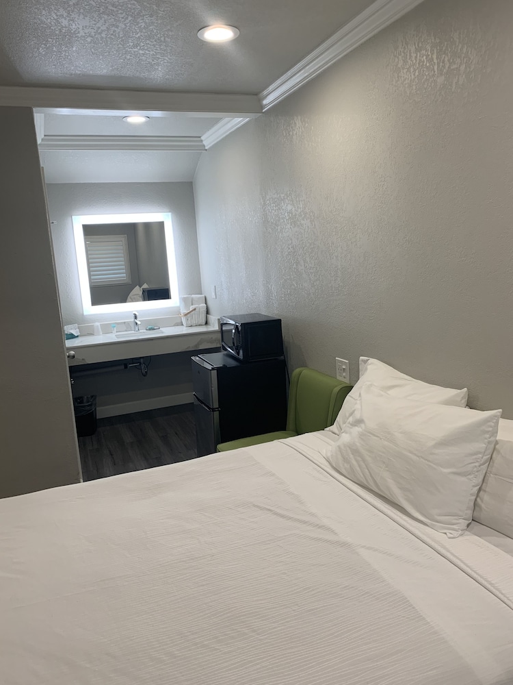 Deluxe Room, 2 Queen Beds, Refrigerator & Microwave photo 3
