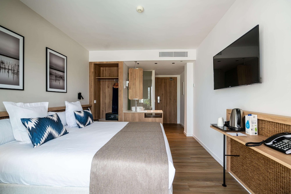 Double Room, Balcony, Pool View - Photo 7