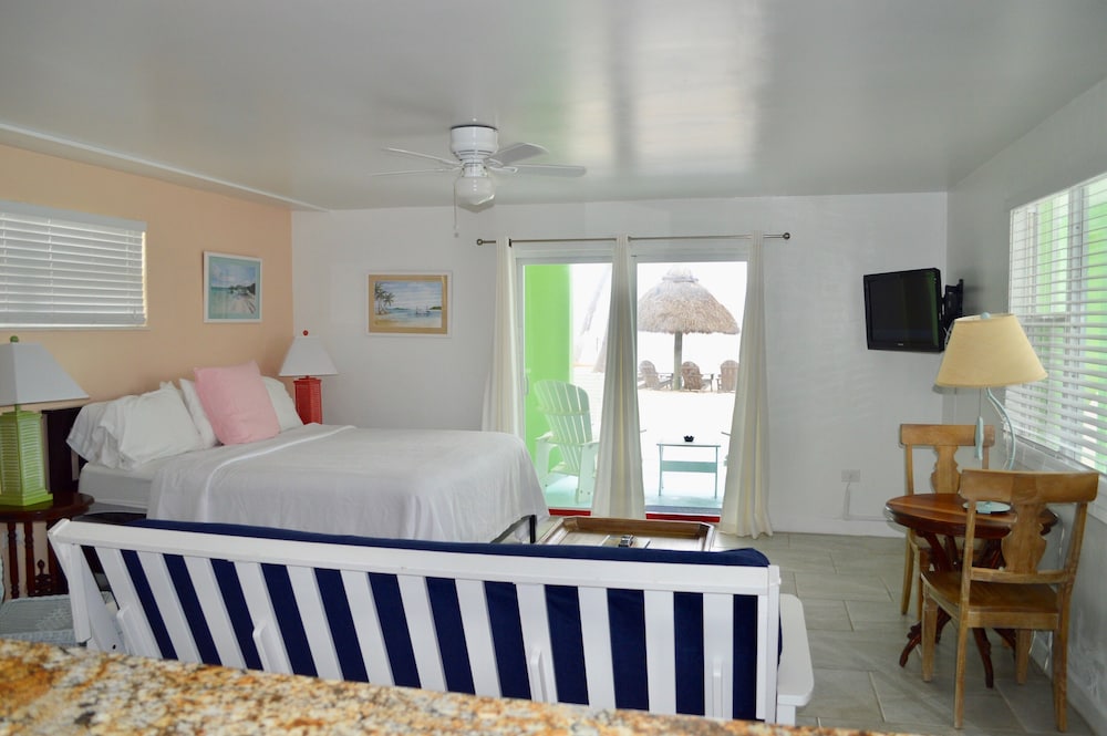 Oceanfront King Suite w/ Kitchen & Private Balcony - Photo 12