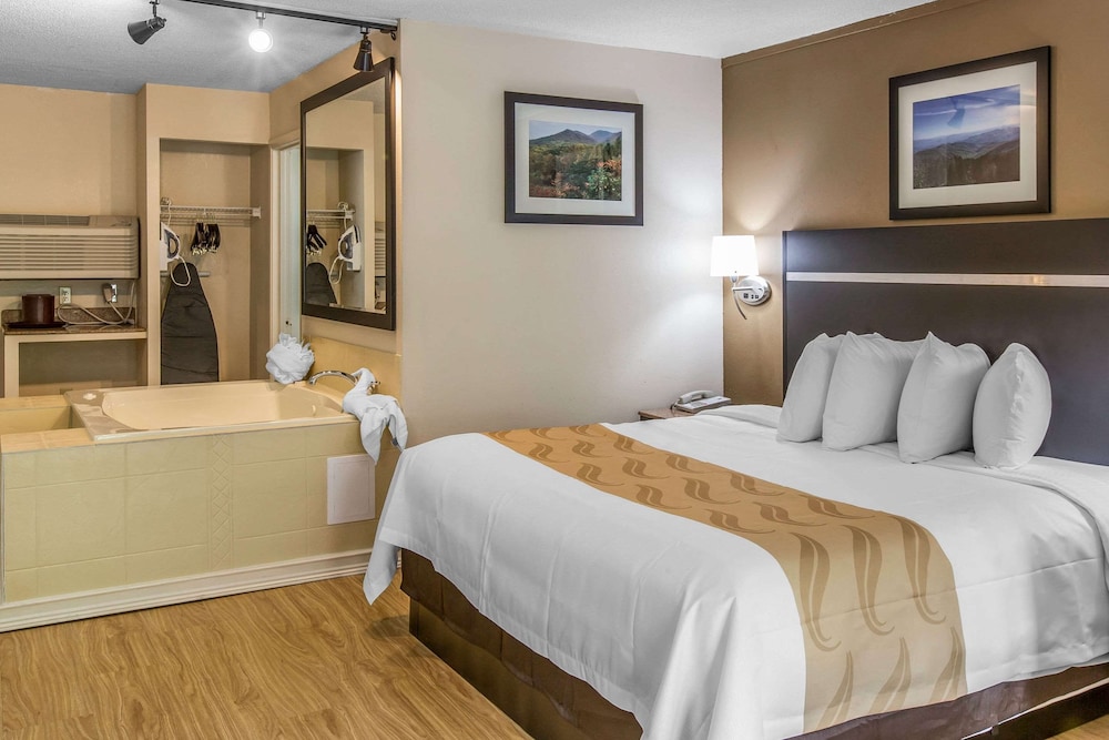 Suite, 1 King Bed, Non Smoking, Fireplace (No Pets) photo 1
