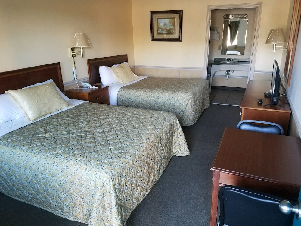 Standard Room, Non Smoking (1 Queen and 1 Double Bed) photo 2
