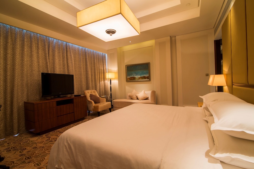Suite, 1 King Bed - Photo 5