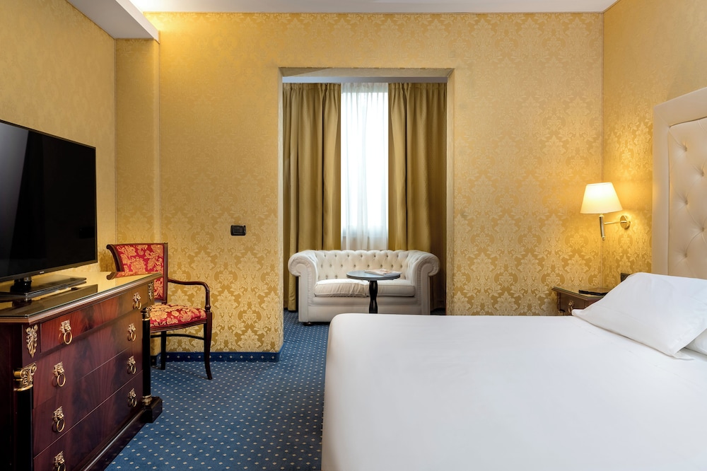 Family Suite, 1 King Bed, Non Smoking (with Sofabed) - Photo 7