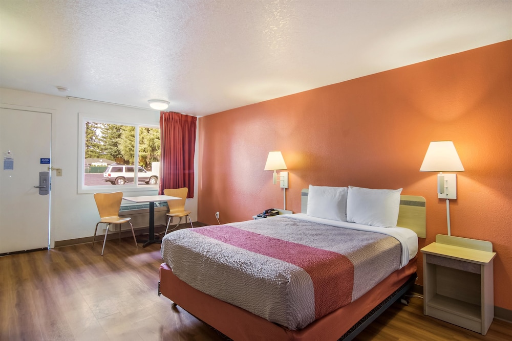 Standard Room, Multiple Beds, Non Smoking photo 2